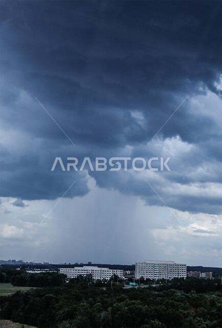 الأجواء الشتوية الباردة في الامارات العربية المتحدة، منظر السماء الملبدة بالغيوم في دبي وأبو ظبي، تكاثف السحب السوداء المبشرة بهطول المطر، التغير المفاجئ بالمناخ