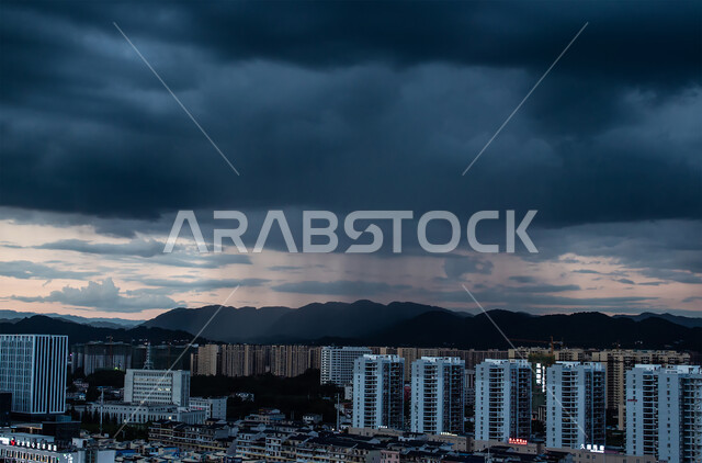 التطور والتقدم العمراني، منظر السماء الملبدة بالغيوم في دبي وأبو ظبي، تكاثف السحب السوداء المبشرة بهطول المطر، الأجواء الشتوية الباردة في الامارات العربية المتحدة، التغير المفاجئ بالمناخ