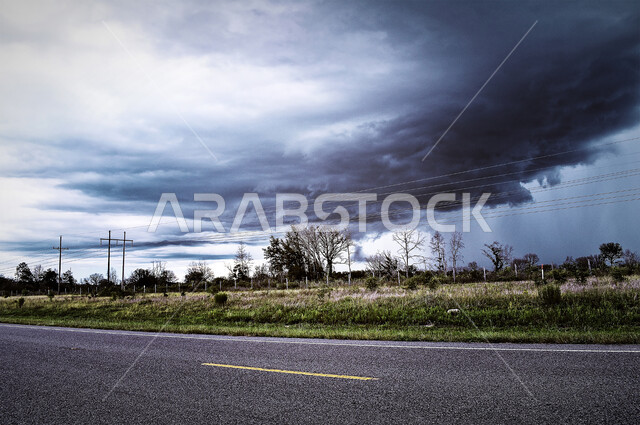 الطرق والشوارع المعبدة، التغير المفاجئ بالمناخ، الأجواء الشتوية الباردة في الامارات العربية المتحدة، منظر السماء الملبدة بالغيوم في دبي وأبو ظبي، تكاثف السحب السوداء المبشرة بهطول المطر