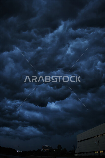 منظر السماء الملبدة بالغيوم في دبي وأبو ظبي، تكاثف السحب السوداء المبشرة بهطول المطر، الأجواء الشتوية الباردة في الامارات العربية المتحدة، التغير المفاجئ بالمناخ