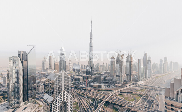 معالم دبي السياحية، التقدم والنمو والتوسع العمراني، الأبراج وناطحات السحاب المشهورة في دولة الإمارات العربية المتحدة ليلا، الفن الهندسي المعماري للمباني والمنشآت المطلة على البحر