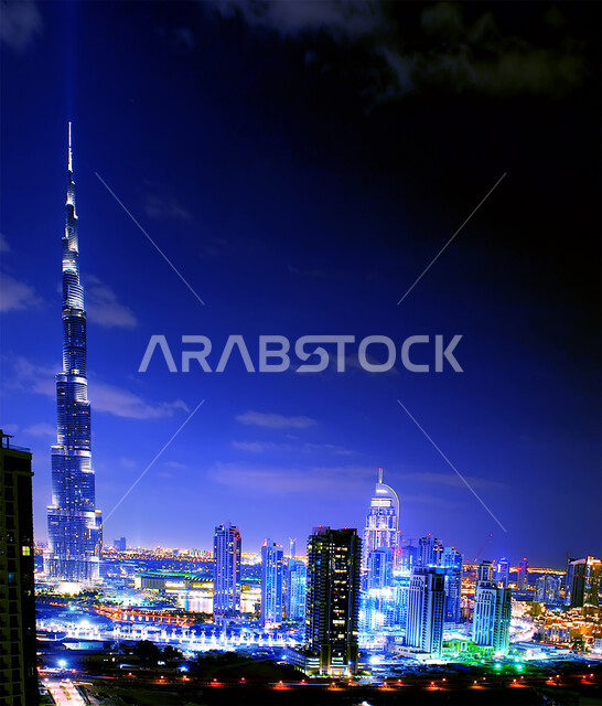 التقدم والنمو والتوسع العمراني، الأبراج وناطحات السحاب المشهورة في دولة الإمارات العربية المتحدة ليلا، الفن الهندسي المعماري للمباني والمنشآت المطلة على البحر، معالم دبي السياحية