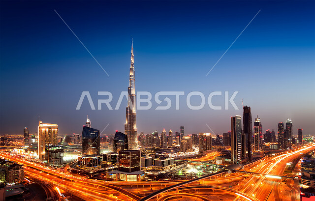 الأبراج وناطحات السحاب المشهورة في دولة الإمارات العربية المتحدة ليلا، التقدم والنمو والتوسع العمراني، الفن الهندسي المعماري للمباني والمنشآت المطلة على البحر، معالم دبي السياحية