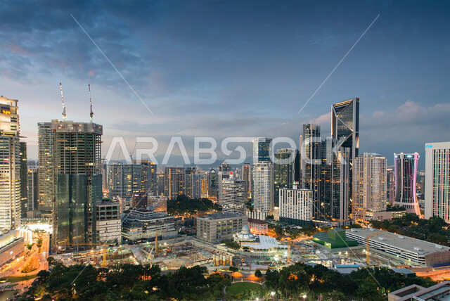 التقدم والتوسع العمراني في دولة الإمارات العربية المتحدة، الفن الهندسي المعماري للمباني والمنشآت السكنية والتجارية المضاءة في المساء، صورة جوية للأبراج وناطحات السحاب في إمارة دبي السياحية