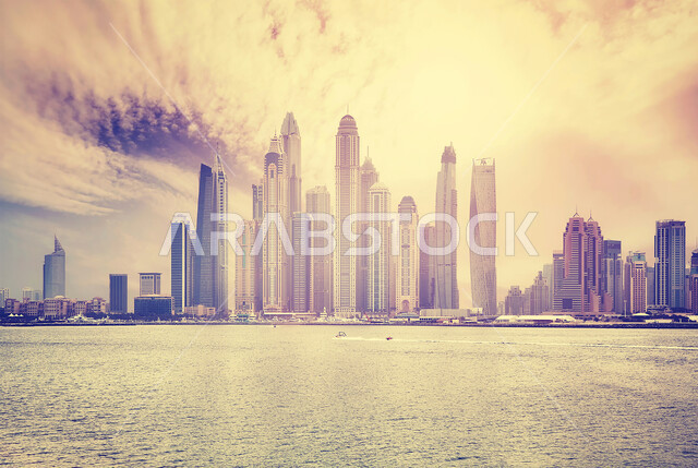 التقدم والنمو والتوسع العمراني، الفن الهندسي المعماري للمباني والمنشآت المطلة على البحر في وقت الغروب، معالم دبي وأبو ظبي السياحية، الواجهة البحرية على ساحل الخليج العربي، الأبراج وناطحات السحاب المشهورة في دولة الإمارات العربية المتحدة
