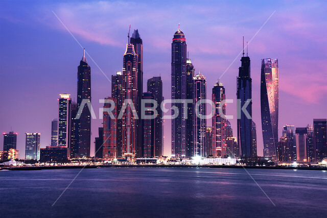 الفن الهندسي المعماري للمباني والمنشآت المطلة على البحر، معالم دبي وأبو ظبي السياحية، الواجهة البحرية على ساحل الخليج العربي، الأبراج وناطحات السحاب المشهورة في دولة الإمارات العربية المتحدة، التقدم والنمو والتوسع العمراني