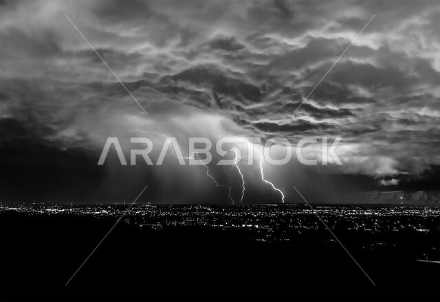 منظر الرعد والبرق في السماء، تكاثف السحب السوداء المبشرة بهطول المطر، الأجواء الشتوية الباردة في الامارات العربية المتحدة، التغير المفاجئ بالمناخ، الكوارث والظواهر الطبيعية