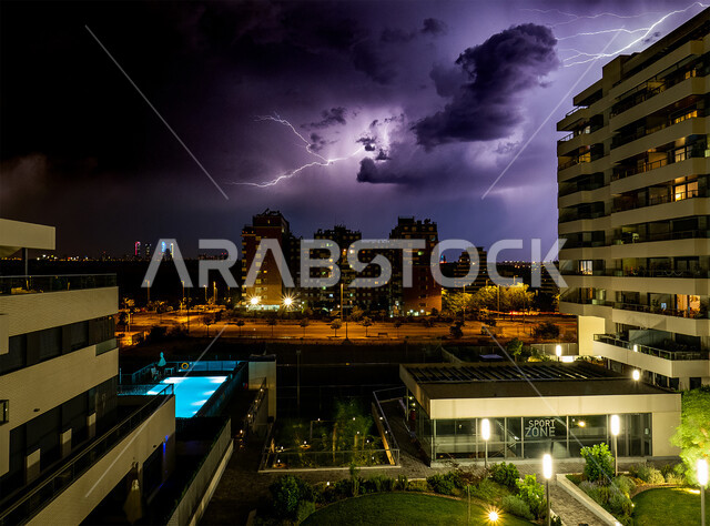 تكاثف السحب السوداء المبشرة بهطول المطر، الأجواء الشتوية الباردة في الامارات العربية المتحدة، التغير المفاجئ بالمناخ، التطور والتقدم العمراني، منظر السماء الملبدة بالغيوم في دبي وأبو ظبي