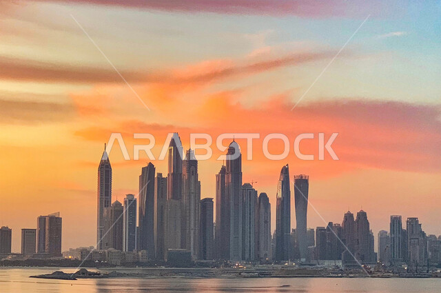 معالم دبي وأبو ظبي السياحية، الواجهة البحرية على ساحل الخليج العربي، الفن الهندسي المعماري للمباني والمنشآت المطلة على البحر،  الأبراج وناطحات السحاب المشهورة في دولة الإمارات العربية المتحدة، التقدم والنمو والتوسع العمراني