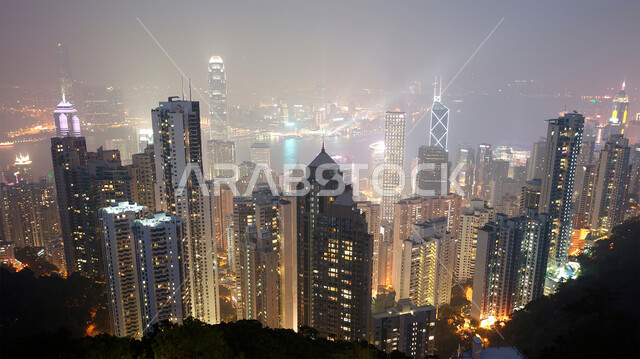 التوسع والتقدم العمراني في دولة الإمارات العربية المتحدة، الفن الهندسي المعماري للمباني والمنشآت السكنية والتجارية المضاءة في المساء، صورة جوية للأبراج وناطحات السحاب في إمارة دبي السياحية