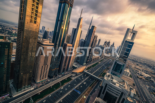 الفن الهندسي المعماري المتطور للمنشآت التجارية والسكنية، صورة جوية للأبراج وناطحات السحاب في دولة الإمارات العربية المتحدة، معالم واماكن سياحية مشهورة في دبي، التجهيزات الطرقية والحركة المرورية في شوارع المدينة