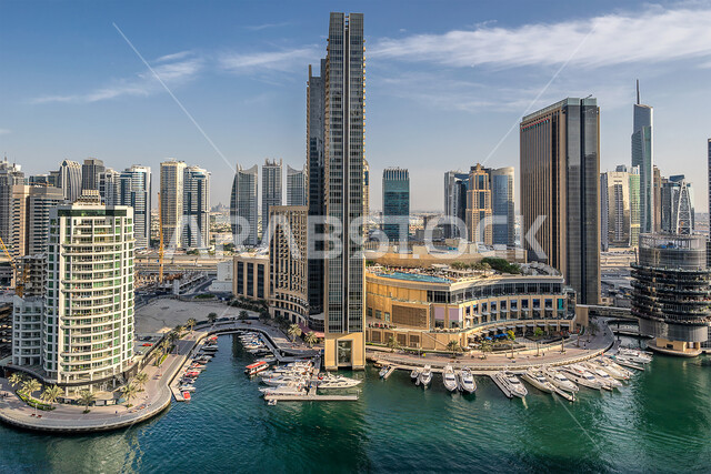 النقل البحري على مرسى دبي، الفن الهندسي المعماري المتطور للمنشآت التجارية والسكنية، صورة جوية لمرفأ يخوت فاخرة في مارينا مول، معالم سياحية مشهورة، أبراج وناطحات السحاب في  الإمارات العربية المتحدة