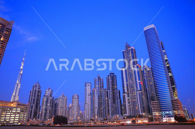 حركة مرور السيارات في الطرق والشوارع، برج خليفة في مدينة دبي، الفن الهندسي المعماري للمباني والمنشآت، النمو والتطور العمراني للأبراج وناطحات السحاب، أماكن سياحية في الإمارات العربية المتحدة