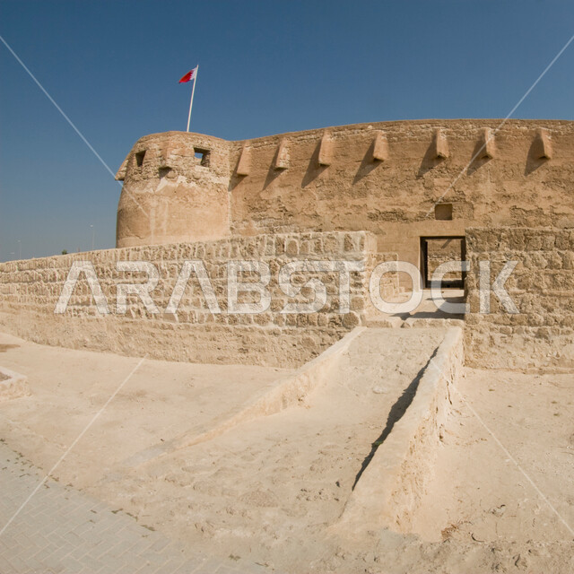 قلعة عراد في المحرق في دولة البحرين، حصن دفاعي تاريخي اثري، الفن الهندسي المعماري للمباني الطينية على الطراز القديم، معالم و أماكن تراثية مشهورة ،موقع استراتيجي مهم في دول الخليج العربي