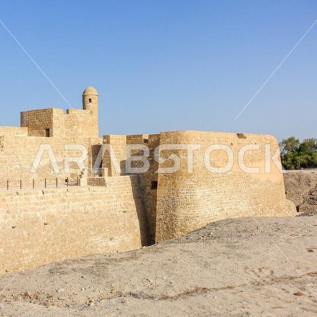 حصن دفاعي تاريخي اثري، الفن الهندسي المعماري القديم لقلعة البحرين، المباني الطينية على الطراز الشعبي، المعالم و الأماكن التراثية المشهورة ، موقع استراتيجي مهم في دول الخليج العربي