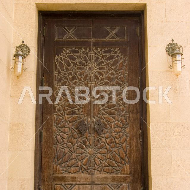 المنازل المبنية على الطراز الطيني القديم, الفنون الهندسية المعمارية والتصاميم الاسلامية للعمارات القديمة في مملكة البحرين, باب خشبي منحوت بالنقوش والزخارف التراثية العربية