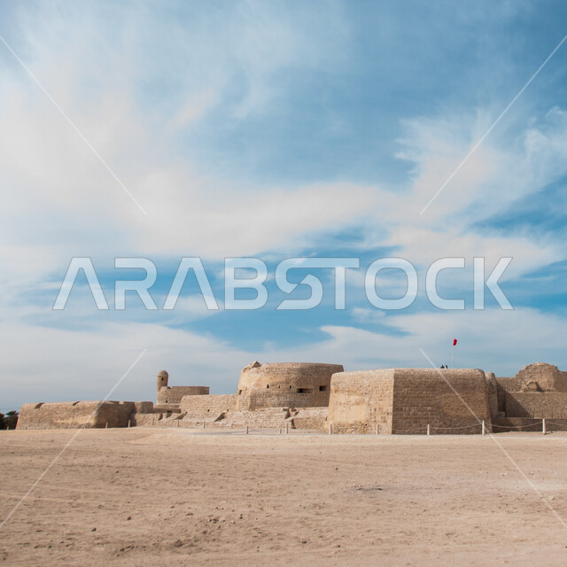 المباني الطينية على الطراز الشعبي، حصن دفاعي تاريخي اثري، الفن الهندسي المعماري القديم لقلعة البحرين، المعالم و الأماكن التراثية المشهورة ، موقع استراتيجي مهم في دول الخليج العربي