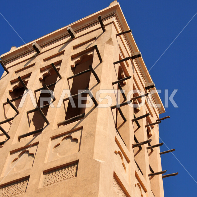 موقع استراتيجي هام، المعالم السياحيه القديمة، التصميم والفن الهندسي المعماري بالطراز القديم، صورة مقربة لمبنى تراثي من الطين في حي الفهيدي التاريخي، القرى والمدن التاريخية في مملكة البحرين