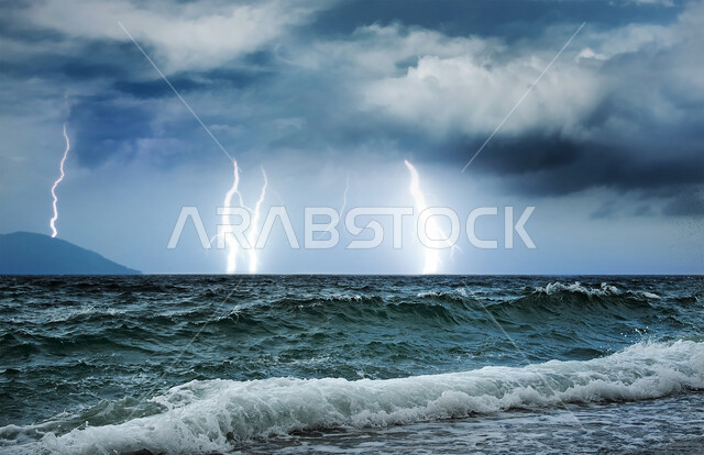 منظر البرق في سماء الامارات العربيه المتحده، الاجواء الشتوية القاسية, الظواهر و الكوارث الطبيعية، عاصفة رعدية تضرب الكورنيش في دبي، خلفية الطبيعة