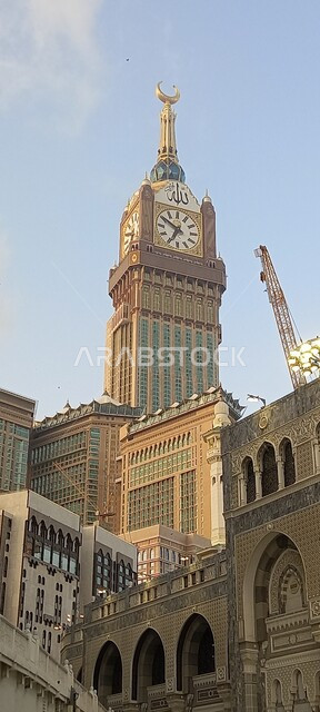الفن الهندسي المعماري على الطراز الحديث، العبادة والتقرب إلى الله، معالم دينية إسلامية مقدسة، صورة مقربة لمبنى برج الساعة الملكي في مكة المكرمة ، الفنادق والأبراج المطلة على الحرم المكي الشريف في المملكة العربية السعودية
