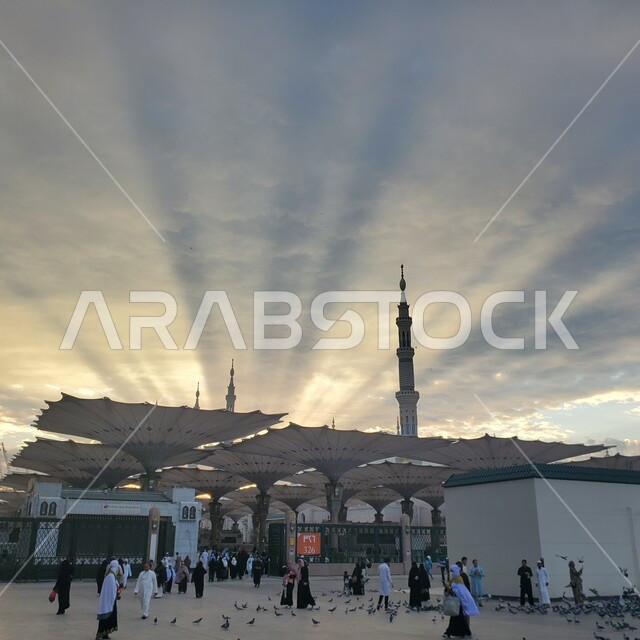 المظلات الإلكترونية في ساحة مسجد رسول الله في المدينة المنورة في وقت الشروق، العبادة والتقرب الى الله، أماكن ومعالم دينية مقدسة في المملكة العربية السعودية، تجمع المسلمون في المجمع الخارجي للمسجد النبوي، الفن الهندسي المعماري على الطراز الاسلامي 