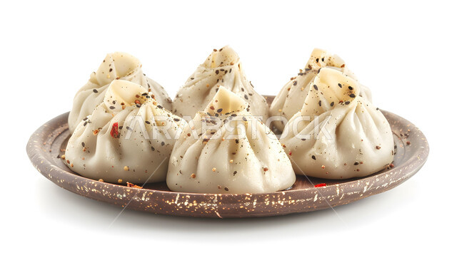 أطباق تقليدية مزينة بالبهارات، وصفات شرقية شهية، وجبة فطائر المانتو ديمسوم المحشو باللحم، طعام المنتو السعودي، فنون التقديم في مطابخ ومطاعم المملكة، خلفية بيضاء