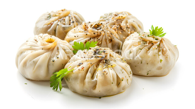 أطباق تقليدية مزينة بالبهارات والبقدونس، وصفات شرقية شهية، قطع من فطائر المانتو ديمسوم المحشو باللحم، طعام المنتو السعودي، فنون التقديم في مطابخ ومطاعم المملكة، خلفية بيضاء