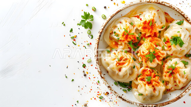 فنون التقديم في مطابخ ومطاعم المملكة، وصفات شرقية شهية، أطباق تقليدية مزينة بالبهارات والبقدونس، قطع من فطائر المانتو ديمسوم المحشو باللحم، طعام المنتو السعودي، خلفية بيضاء