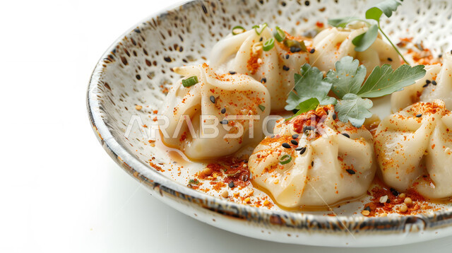 فنون التقديم في مطابخ ومطاعم المملكة، وصفات شرقية شهية، أطباق تقليدية مزينة بالبهارات والبقدونس، قطع من فطائر المانتو ديمسوم المحشو باللحم، طعام المنتو السعودي، خلفية بيضاء