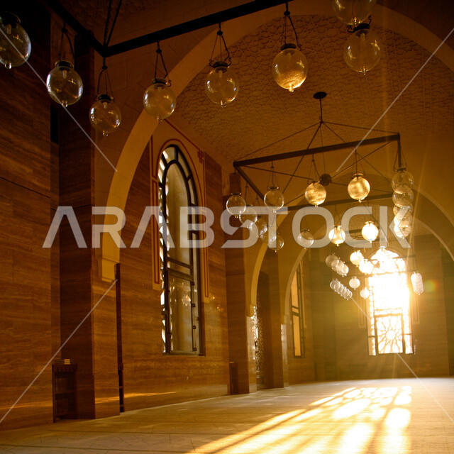 الديكورات والتصاميم الداخلية للأعمدة على الطراز الاسلامي، المصابيح المعلقة في مسجد الفتح الكبير المشهور في مملكة البحرين، دخول أشعة الشمس عبر النوافذ المزخرفة ، أماكن ومعالم اسلامية دينية مقدسة