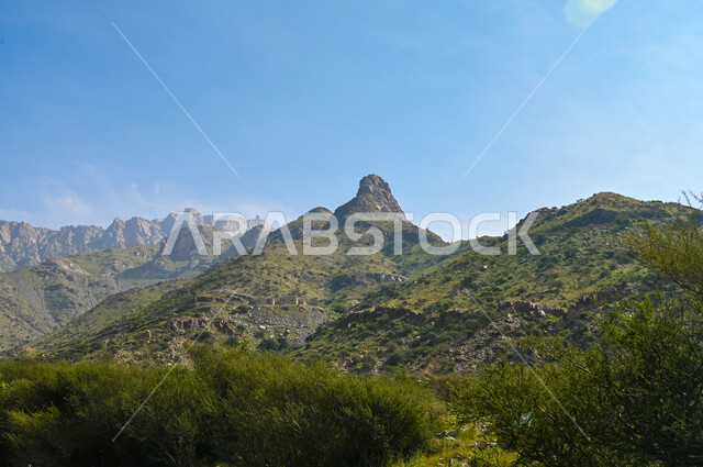 التكوينات والتشكيلات الصخرية، جبال الهدا في مدينة الطائف غرب المملكة العربية السعودية، الهضاب والمرتفعات الجبلية، طريق جبلي ملتوي، النباتات الخضراء والمروج الخصبة، الأجواء الضبابية والمناظر الطبيعية المتميزة