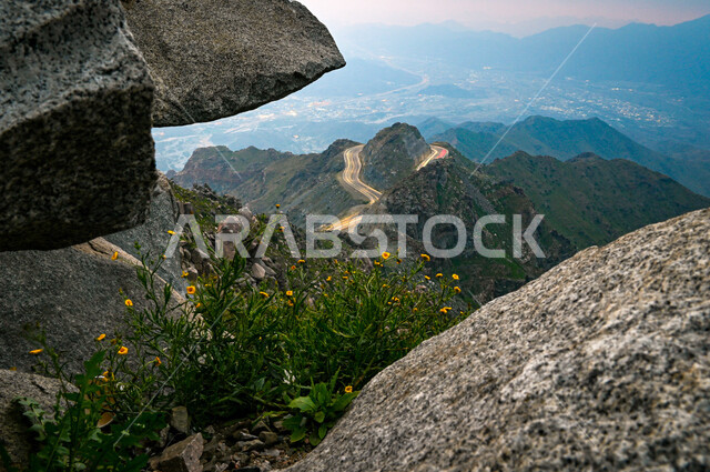 التكوينات والتشكيلات الصخرية، جبال الهدا في مدينة الطائف غرب المملكة العربية السعودية، الهضاب والمرتفعات الجبلية، طريق جبلي ملتوي، النباتات الخضراء والمروج الخصبة، الأجواء الضبابية والمناظر الطبيعية المتميزة