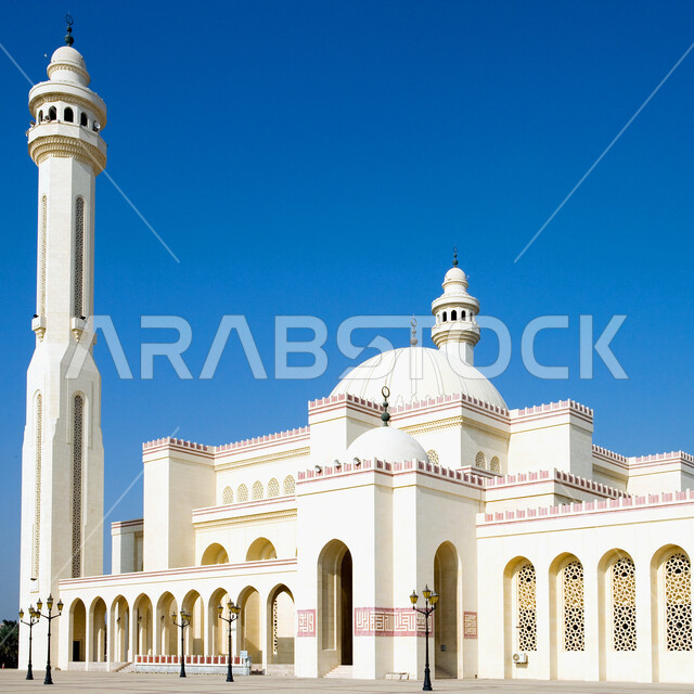 مقصد المسلمين للعبادة والتقرب الى الله تعالى، الفن الهندسي المعماري الاسلامي للقبب والمآذن في المساجد والجوامع، جامع مركز احمد الفاتح الاسلامي في مملكة البحرين، المعالم والأماكن الدينية المقدسة المشهورة، النقوش والزخارف على جدران المسجد