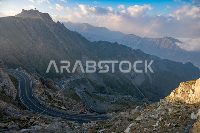  انشاء الطرق المعبدة بين الجبال، التضاريس والتكوينات الصخرية في قمم ومرتفعات المملكة، أماكن سياحية مشهورة في السعودية، الاستمتاع بالمناظر الطبيعة في مدينة الطائف، السلاسل الجبلية المرتفعة والتنقل عبر الطرقات الملتوية