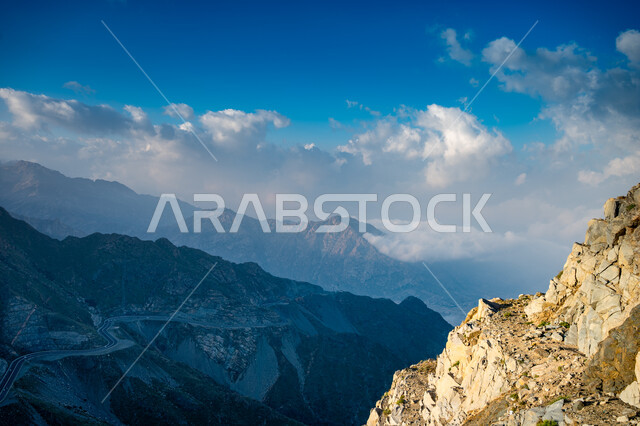 السلاسل الجبلية المرتفعة والتنقل عبر الطرقات الملتوية، انشاء الطرق المعبدة بين الجبال، التضاريس والتكوينات الصخرية في قمم ومرتفعات المملكة، أماكن سياحية مشهورة في السعودية، الاستمتاع بالمناظر الطبيعة في مدينة الطائف