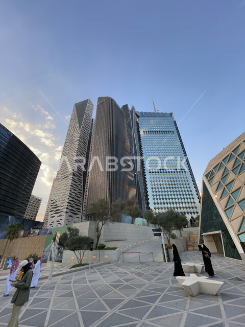  تحقيق النهضة الاقتصادية والتجارية، النمو والتطور العمراني في السعودية، مركز الملك عبد الله المالي (كافد)، المنشآت والأبراج المالية في مدينة الرياض، الفن الهندسي المعماري للمباني وناطحات السحاب المشهورة في المملكة