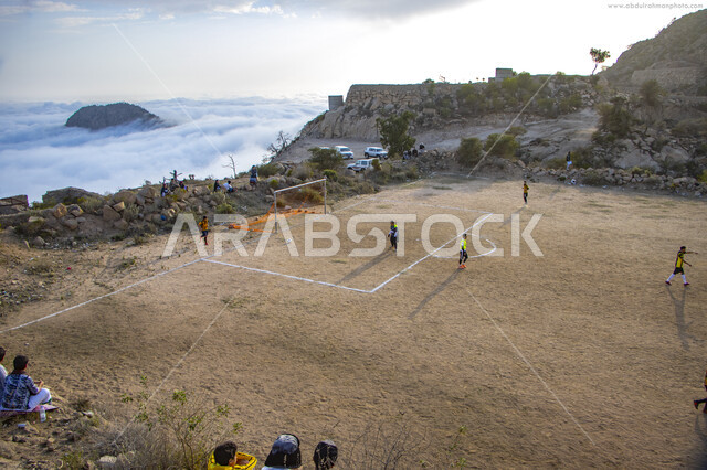 الحماس والشغف لتسديد الأهداف، الطبيعه الجبليه في السعوديه، أنشطة ترفيهية ورياضات شبابية، فريق عربي خليجي سعودي يلعب كرة القدم في جبال الحشر في جازان بالمملكة العربية السعودية