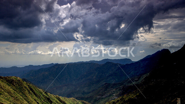السماء الملبدة بالغيوم في منطقة جبال فيفاء في جازان، الاشجار والنباتات الخضراء و البيئة الطبيعية, معالم جازان السياحية، البيوت والمباني السكنية على القمم والمرتفعات الجبلية، خلفية الطبيعة