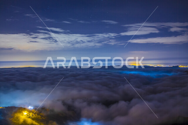 الاستجمام والاستمتاع بالطبيعة الهادئة، السماء الملبدة بالغيوم، صورة مقربة لجبال فيفاء جنوب المملكة، اماكن جبلية سياحية في منطقة جازان، الأجواء الضبابية في المرتفعات الجبلية، مناطق جذب واستقطاب السائحين . 