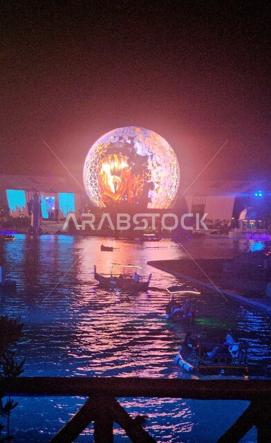 فعاليه الكره العملاقه المضيئة في وقت الليل, صورة مقربه للبحيرة الصناعيه في البوليفارد وورلد في مدينه الرياض, أنشطة ترفيهيه عائليه ممتعه, منتزهات وأماكن سياحيه مشهورة في المملكه العربيه السعوديه