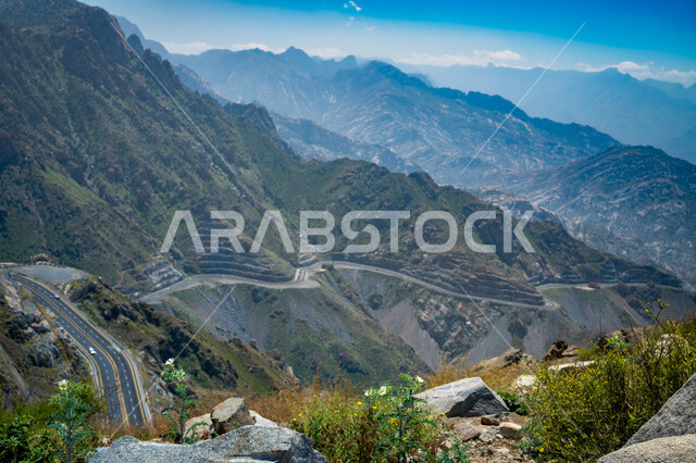 طريق جبلي ملتوي، التكوينات والتشكيلات الصخرية، سلاسل الجبال في مدينة الطائف غرب المملكة العربية السعودية، الهضاب والمرتفعات الجبلية، النباتات الخضراء والمروج الخصبة