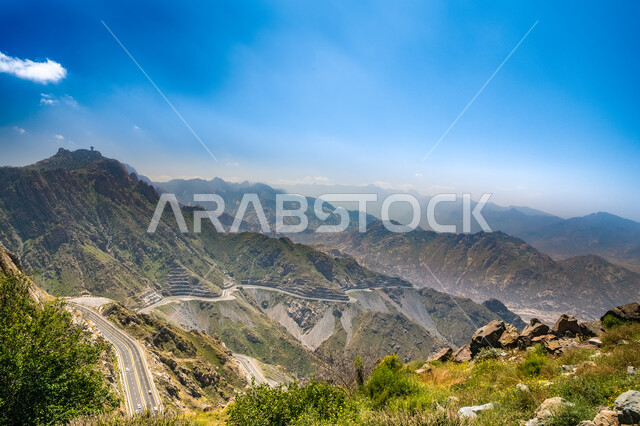 التكوينات والتشكيلات الصخرية، طريق جبلي ملتوي، سلاسل الجبال في مدينة الطائف غرب المملكة العربية السعودية، الهضاب والمرتفعات الجبلية، النباتات الخضراء والمروج الخصبة