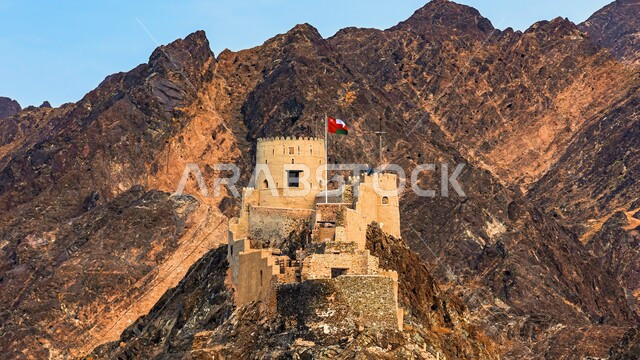 قلعة النخل التاريخية في مدينة مسقط, التصميم الهندسي المعماري على الطراز القديم للقلاع الأثريه التاريخيه, المعالم السياحيه المشهورة في سلطنة عمان، حصون عسكرية قديمة، القمم والمرتفعات الجبلية والصخرية