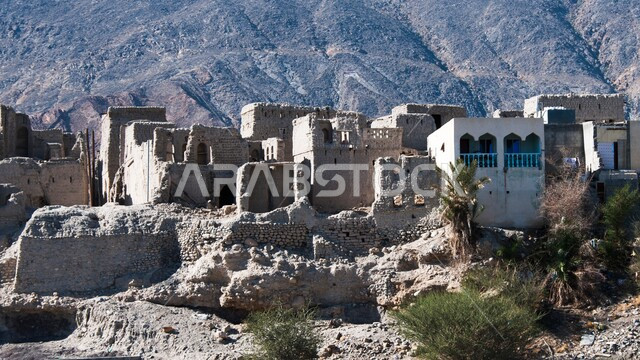 قلعة اثرية في ولاية الضنك القديمة، الفن الهندسي المعماري لبناء الحصون والقلاع على الطراز القديم، المباني الحجرية التراثية، أماكن ومعالم تاريخية سياحية مشهورة في سلطنة عمان