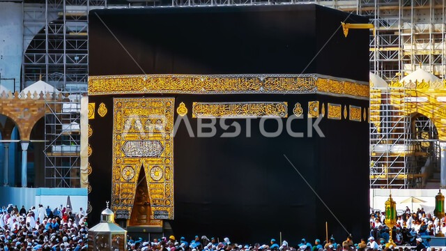 طواف حجاج بيت الله الحرام حول الكعبة المشرفة  في الحرم المكي الشريف في مكة المكرمة، أداء مناسك الحج والعمرة، العبادة والتقرب إلى الله، معالم و أماكن إسلامية دينية مقدسة في المملكة العربية السعودية 