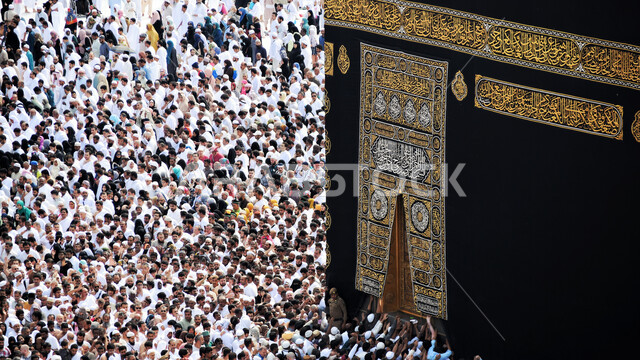 أداء مناسك الحج والعمرة، العبادة والتقرب إلى الله، معالم و أماكن إسلامية دينية مقدسة في المملكة العربية السعودية، صورة مقربة لطواف حجاج بيت الله الحرام حول الكعبة المشرفة  في الحرم المكي الشريف في مكة المكرمة