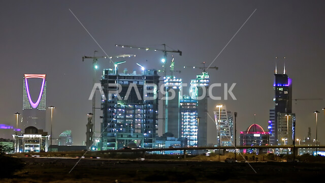 الفن الهندسي المعماري لبرج المملكة في مدينة الرياض، النمو والتقدم والتوسع العمراني، الأبراج وناطحات السحاب المضيئة في وقت الليل، معالم والأماكن سياحية مشهورة بالمملكة العربية السعودية