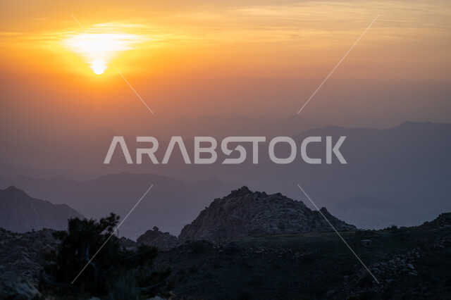 منظر غروب الشمس في السماء، سلسلة جبال الهدا في مدينة الطائف غرب المملكة العربية، التضاريس والتكوينات الصخرية في القمم والمرتفعات الجبلية، أماكن سياحية مشهورة، الاستمتاع بالمناظر الطبيعة