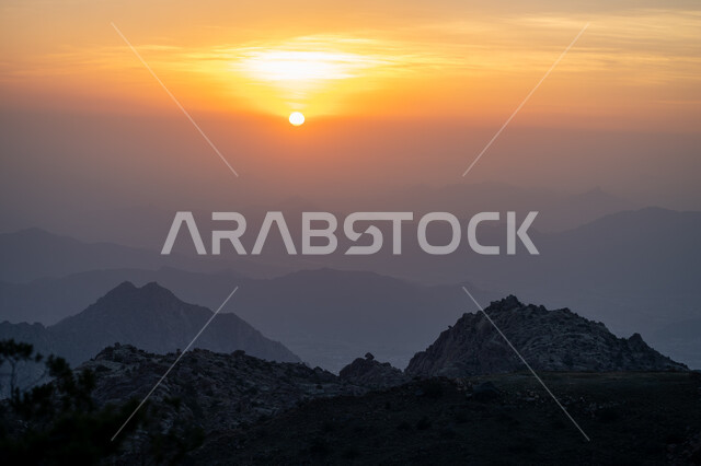 التضاريس والتكوينات الصخرية في القمم والمرتفعات الجبلية، منظر غروب الشمس في السماء، سلسلة جبال الهدا في مدينة الطائف غرب المملكة العربية، أماكن سياحية مشهورة، الاستمتاع بالمناظر الطبيعة