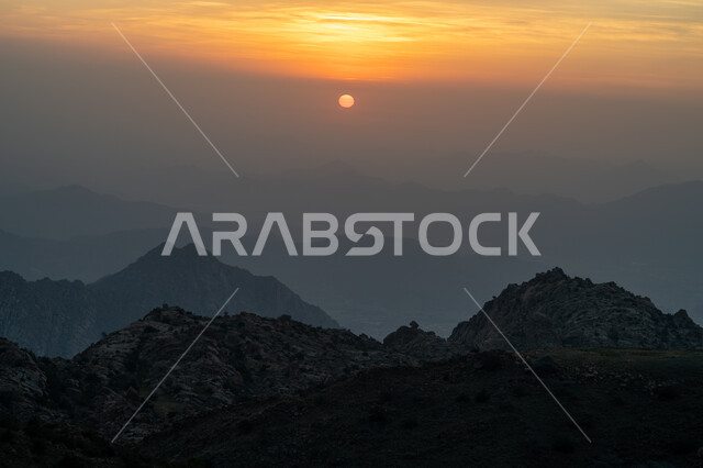 منظر غروب الشمس في السماء، سلسلة جبال الهدا في مدينة الطائف غرب المملكة العربية، التضاريس والتكوينات الصخرية في القمم والمرتفعات الجبلية، أماكن سياحية مشهورة، الاستمتاع بالمناظر الطبيعة